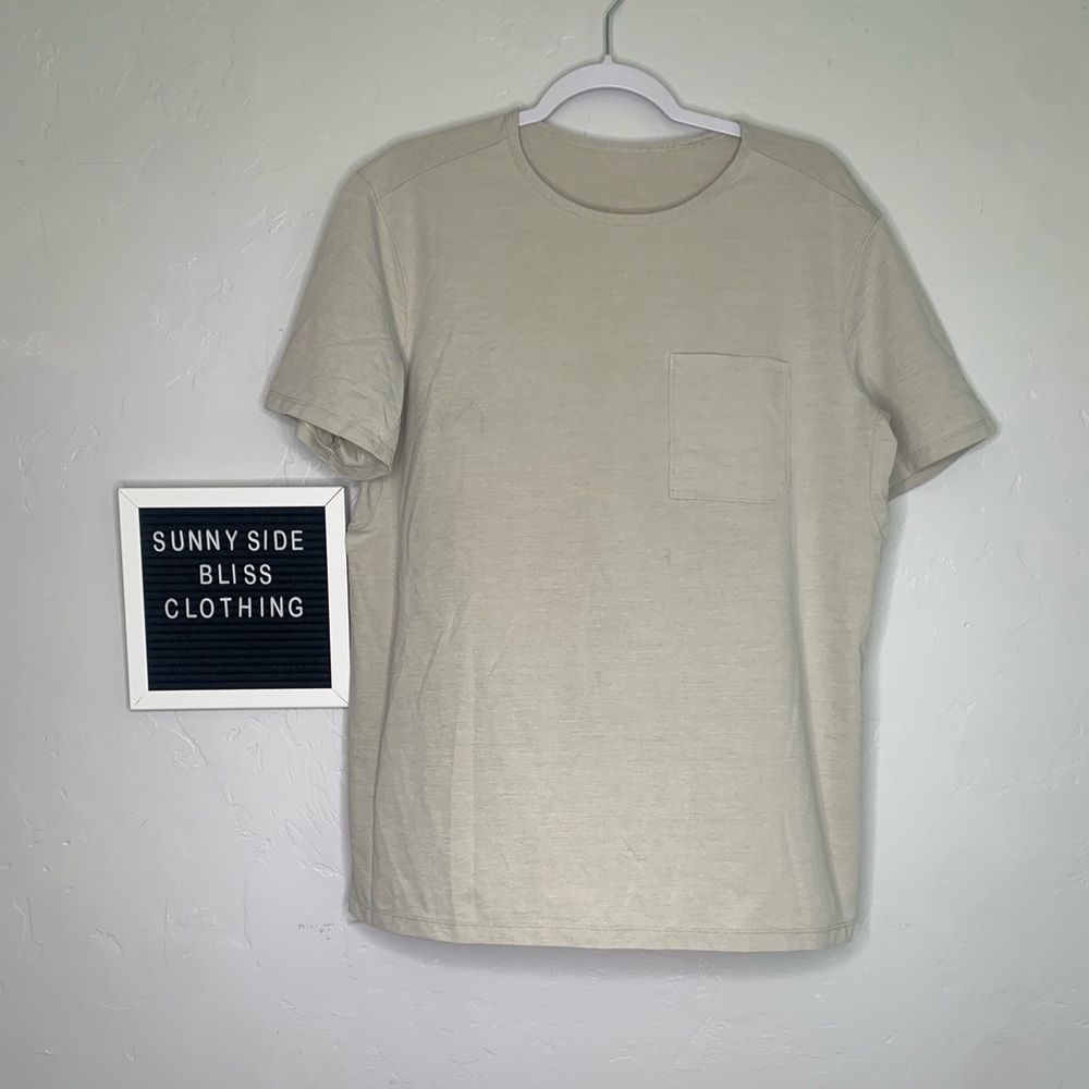 Lululemon Men’s Beige Relaxed Fit Short Sleeve Pocket Tee Shirt Size Small